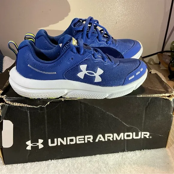 Under Armour Blue Athletic Shoes boys size 5.5 Y