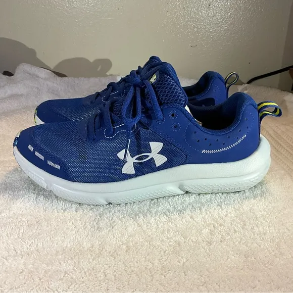 Under Armour Blue Athletic Shoes boys size 5.5 Y