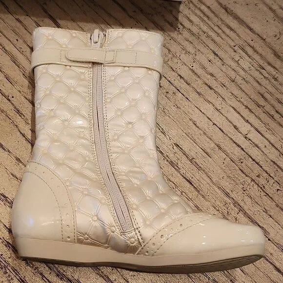 White beige shiny quilted boots size 8 girls New only tried on indoors