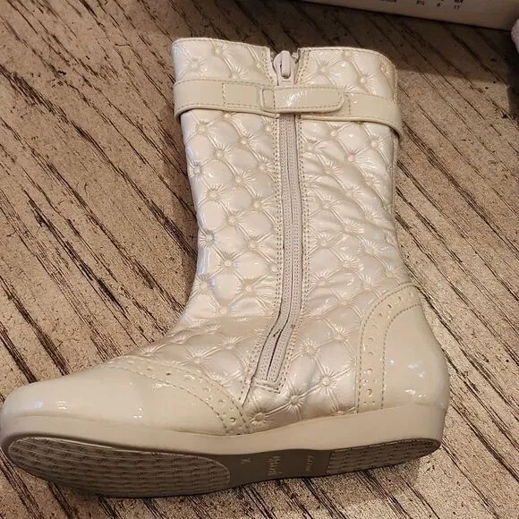 White beige shiny quilted boots size 8 girls New only tried on indoors