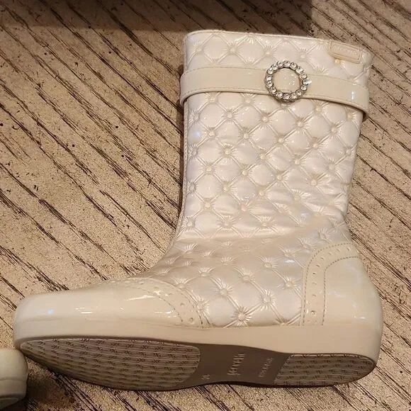 White beige shiny quilted boots size 8 girls New only tried on indoors